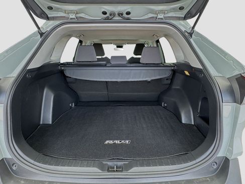 Used 2019 Toyota RAV4 XLE w/ Carpet Mat Package FWD image 18
