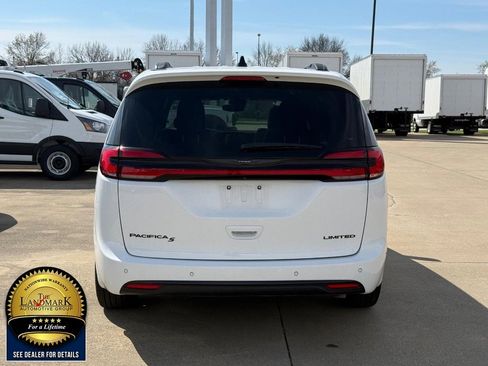 Used 2025 Chrysler Pacifica Limited image 6