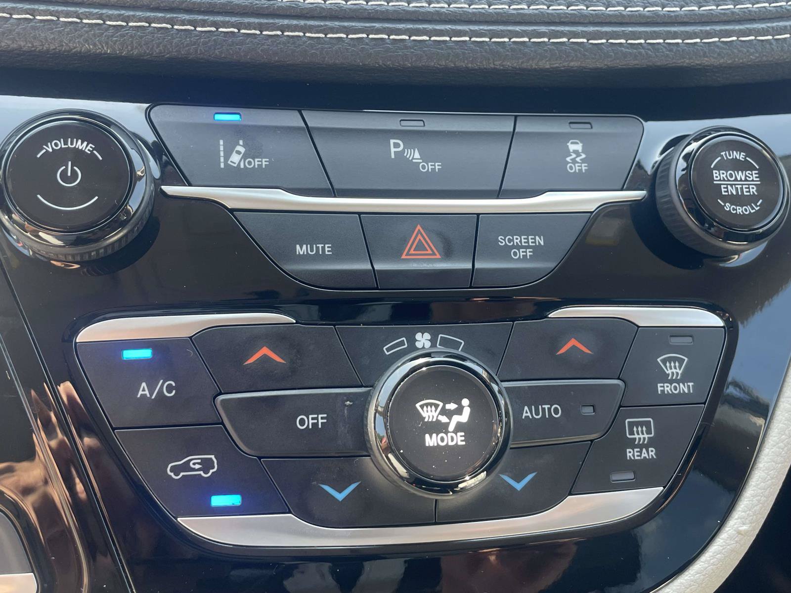 Used 2023 Chrysler Pacifica Touring-L FWD image 17