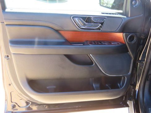 Used 2019 Lincoln Navigator Select image 24