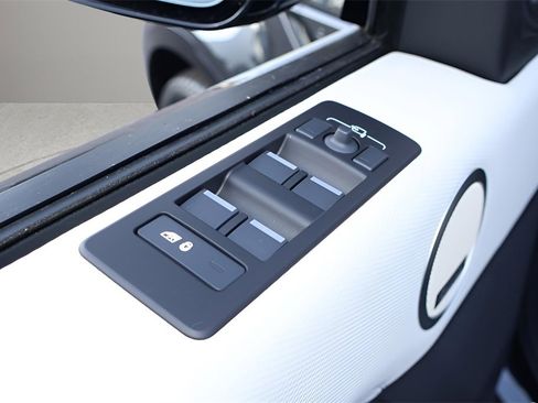 New 2026 Land Rover Discovery Limited Edition image 11