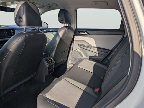 Certified 2023 Volkswagen Taos SE w/ Black Wheel Package FWD image 15