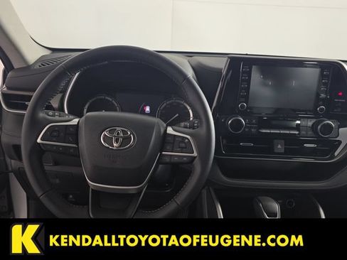 Used 2022 Toyota Highlander XLE AWD/4WD image 12
