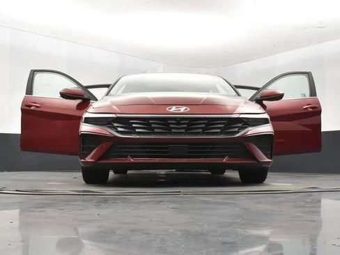 Used 2024 Hyundai Elantra Limited image 11