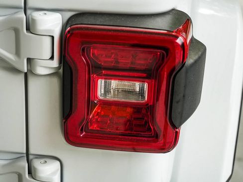 Used 2023 Jeep Wrangler Unlimited Sahara AWD/4WD image 7