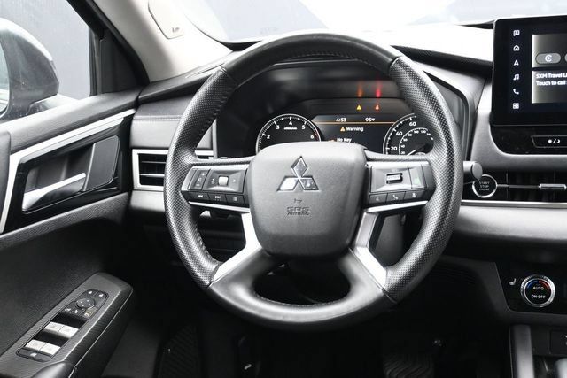 Used 2025 Mitsubishi Outlander SE FWD image 10
