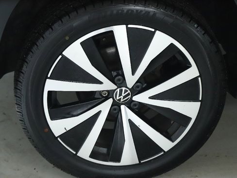 Used 2024 Volkswagen Taos SE image 12