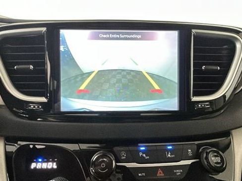 Used 2023 Chrysler Pacifica Touring-L FWD image 24