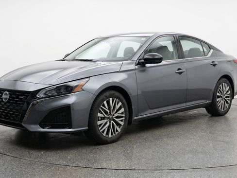 Used 2025 Nissan Altima 2.5 SV FWD image 3