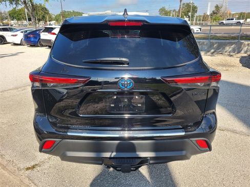 Used 2024 Toyota Highlander XLE image 12