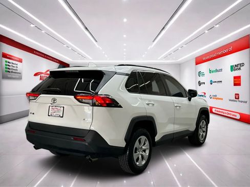 Used 2020 Toyota RAV4 LE FWD image 7