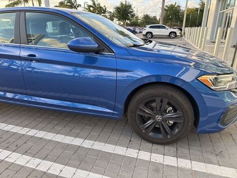 Used 2023 Volkswagen Jetta SE w/ Panoramic Sunroof Package image 9