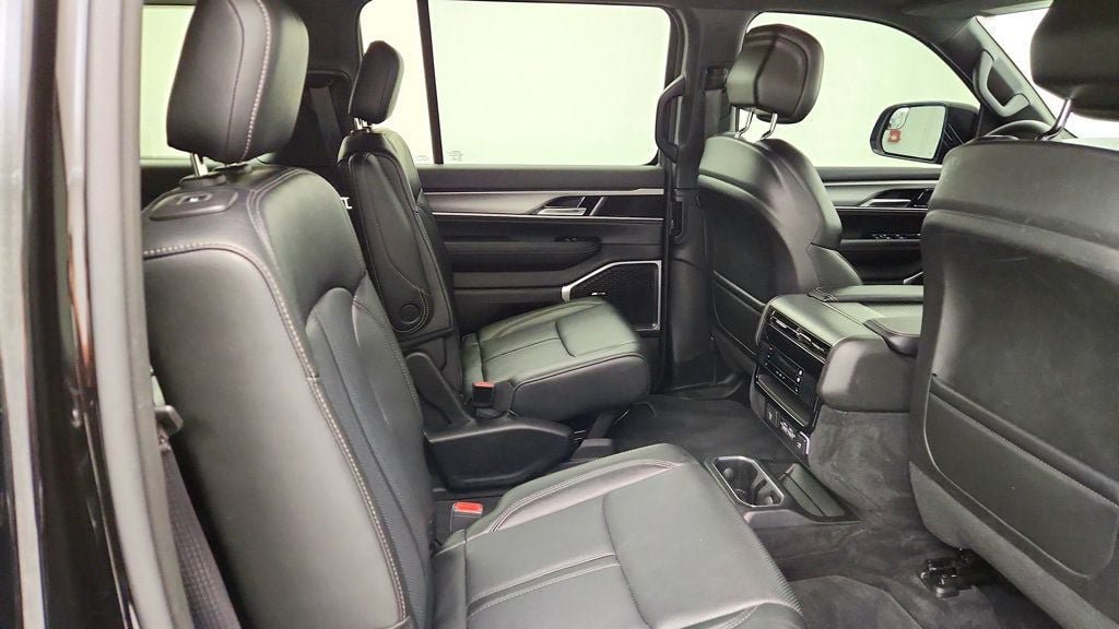 Used 2023 Jeep Wagoneer Series II AWD/4WD image 23