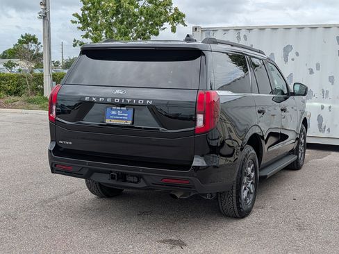 Used 2025 Ford Expedition Active RWD image 4