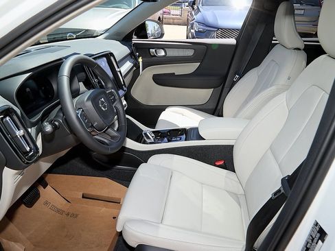 New 2025 Volvo XC40 B5 Plus w/ Protection Package Premier image 16