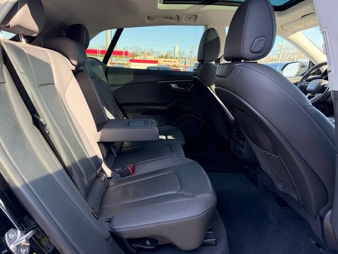 Used 2023 Audi Q8 Premium image 27