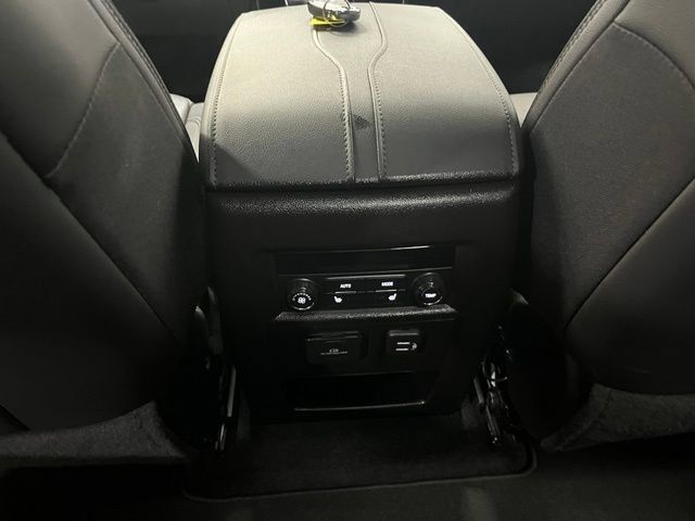 Used 2023 Chevrolet Traverse High Country AWD/4WD image 25