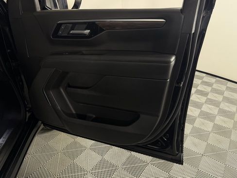 Used 2025 Chevrolet Suburban Z71 image 34