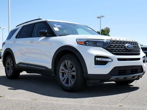 Used 2024 Ford Explorer XLT w/ Equipment Group 202A AWD/4WD image 13