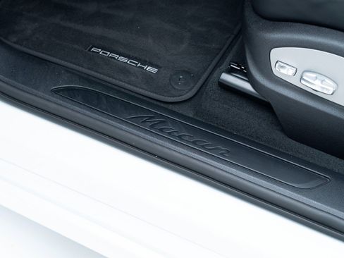 Certified 2025 Porsche Macan image 14