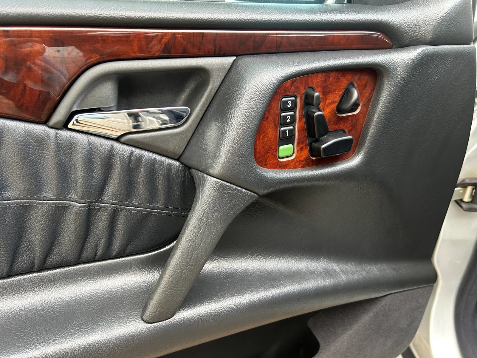 Used 1999 Mercedes-Benz E 430 Sedan image 23