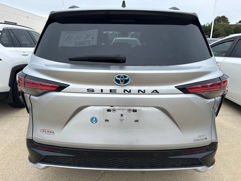 Certified 2022 Toyota Sienna XSE FWD image 5