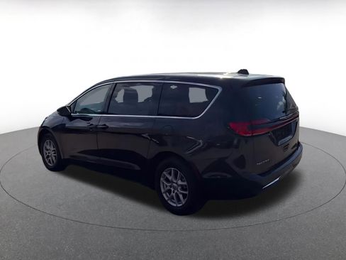 Used 2023 Chrysler Pacifica Touring-L FWD image 9