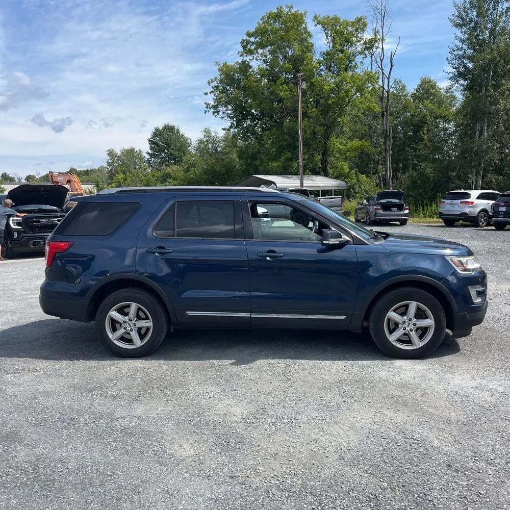 Used 2017 Ford Explorer XLT w/ Equipment Group 202A AWD/4WD image 10