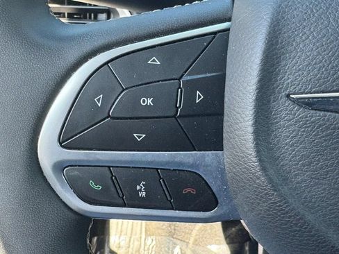 Used 2024 Chrysler Pacifica Touring-L FWD image 26