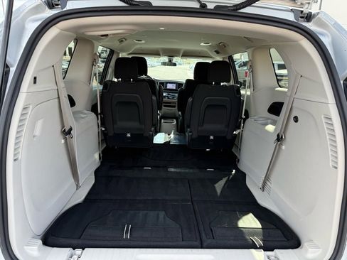 Used 2022 Chrysler Voyager LX image 18
