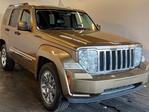 Used 2012 Jeep Liberty Limited w/ Tire & Wheel Group image 4