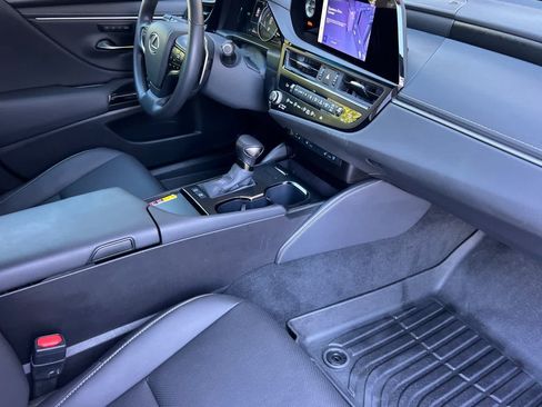 Used 2025 Lexus ES 300h w/ Premium Package FWD image 16