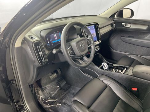 Used 2023 Volvo XC40 B5 Plus w/ Driver Assist Package image 9