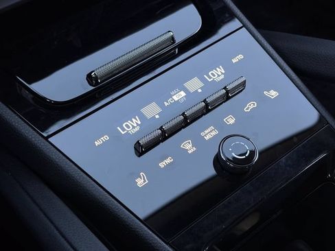 Used 2025 Porsche Cayenne AWD/4WD image 16