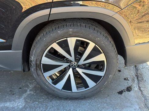 Used 2023 Volkswagen Taos SE w/ Panoramic Sunroof Package image 5