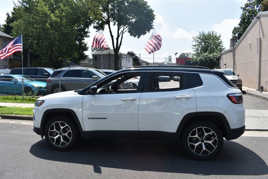 Used 2023 Jeep Compass Limited w/ Sun and Sound Group AWD/4WD image 5