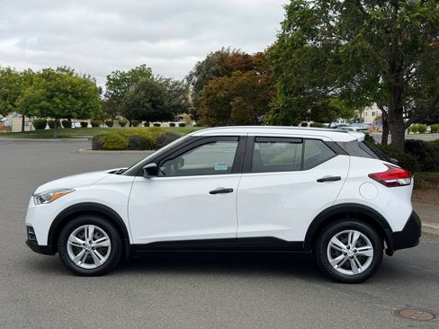 Used 2020 Nissan Kicks S FWD image 2