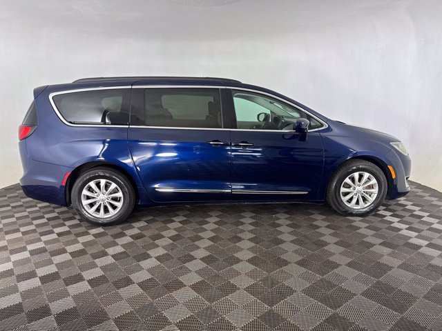 Used 2017 Chrysler Pacifica Touring-L FWD image 5