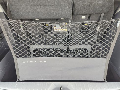 Used 2023 Toyota Sienna XLE FWD image 36