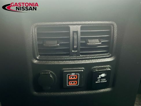 Used 2024 Nissan Titan SV w/ SV Convenience Package image 33