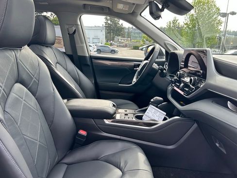New 2026 Toyota Highlander Platinum AWD/4WD image 18