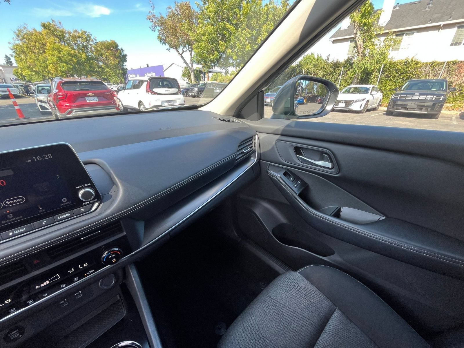 Used 2025 Nissan Rogue SV AWD/4WD image 36