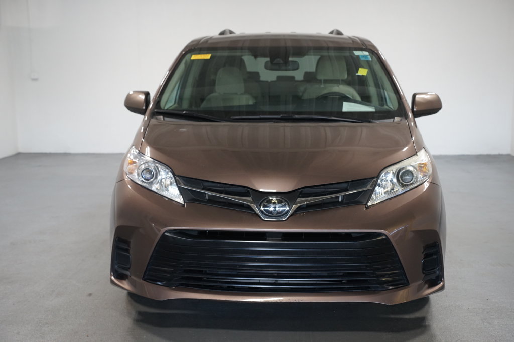 Used 2020 Toyota Sienna LE FWD image 2