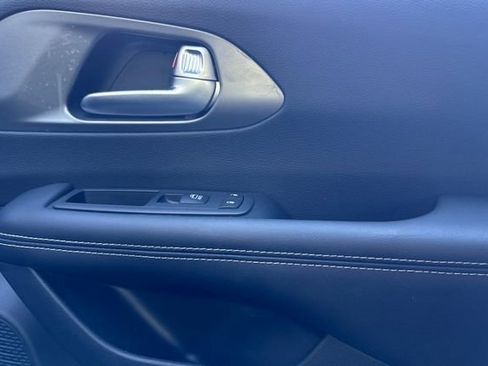 Used 2025 Chrysler Pacifica Select image 18