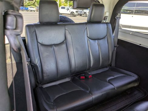 Used 2017 Jeep Wrangler Sahara AWD/4WD image 27