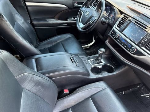 Used 2018 Toyota Highlander XLE AWD/4WD image 17