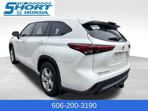 Used 2021 Toyota Highlander LE AWD/4WD image 9