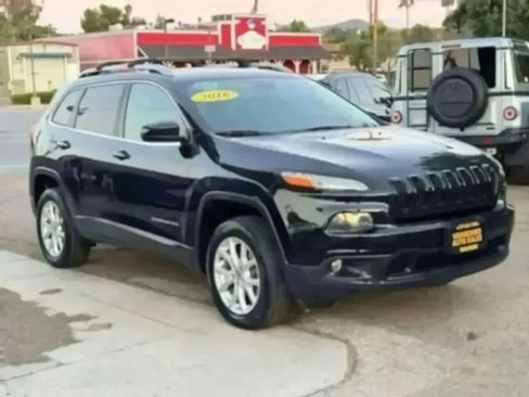 Used 2016 Jeep Cherokee Latitude FWD image 2