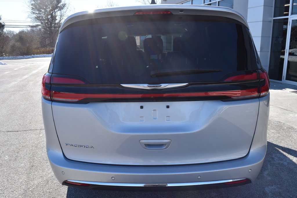 Used 2024 Chrysler Pacifica Touring-L FWD image 6