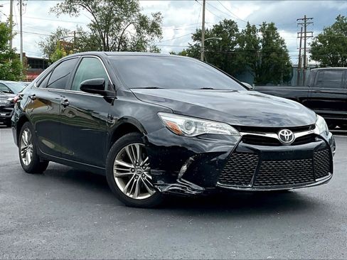 Used 2015 Toyota Camry SE w/ Moonroof Package FWD image 2